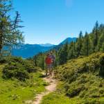 Wanderer bei Wagrainer Höhenwanderung Grafenberg