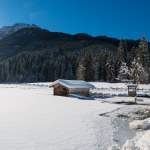 Bootshaus und Wehr am Jägersee im Winter